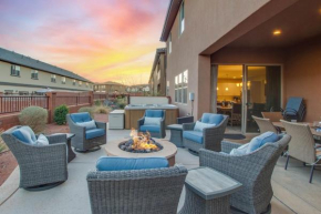Paradise Village Resort 103 Resort View, Private Hot Tub, Short Walking distance to Amenities